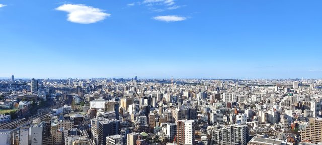 ステーションガーデンタワーの展望|手を伸ばせば、ふれることが出来そうな環境が、そのままインテリアになったような印象です。その豊かな眺望にふさわしい空間には、通風・採光にも優れ、心地よい光と風があふれています