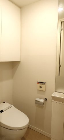ステーションガーデンタワーのトイレ|【トイレ】 収納スペースをしっかりと確保した温水洗浄便座機能付きトイレ。温水洗浄便座は清潔にお使いいただくための大切なアイテムです。