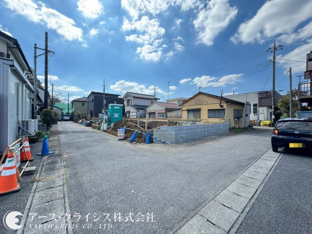 【前面道路含む現地写真】 | 野田市蕃昌第2　全3棟 | 街並みに美しく調和する洗練された外観デザイン。シンプルで飽きのこないスタイルは、長く住み続けても愛着が深まります。住まう人を優しく迎える落ち着いた佇まいが魅力で、住まい全体に上質な印象を演出。