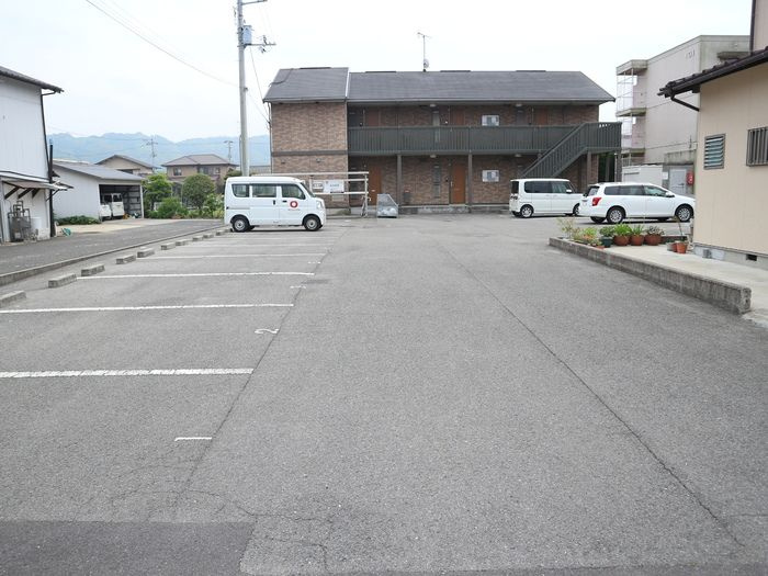 ローズハウスの駐車場