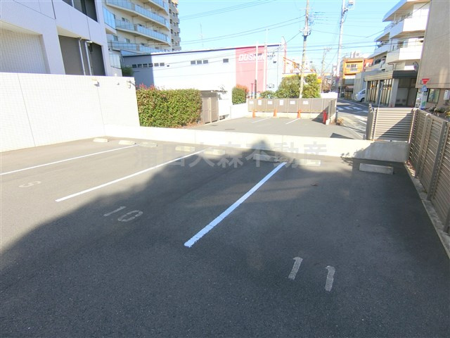 スカイプラザⅡの駐車場|平置き駐車場　空き状況はお問合せ下さい。