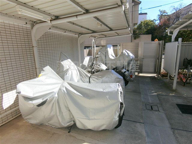 スカイプラザⅡの駐車場|屋根付きバイク置き場　空き状況はお問合せ下さい。