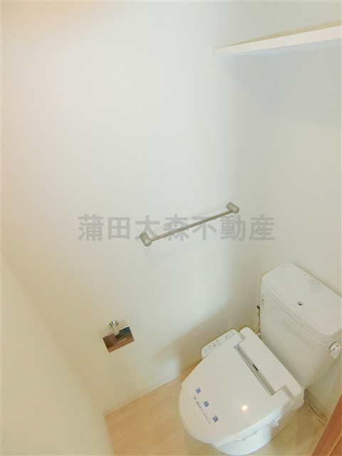 スカイプラザⅡのトイレ|棚と温水暖房便座付きのトイレ