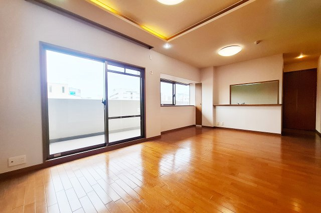 グレイスランドマーク堺・光明池の居間・リビング|LDK：約17.8帖のゆとりある広さは家族や友人との憩いの場にぴったり。