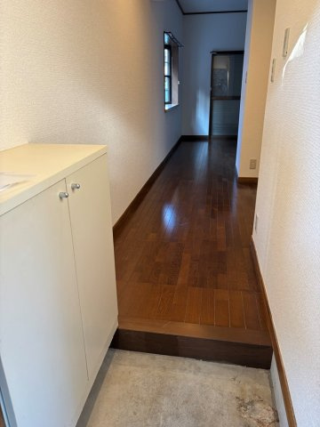 玄関には靴箱がございます♪