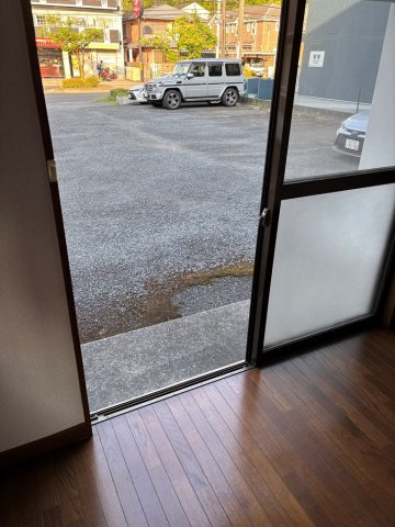 テラスの先は駐車場になっています♪