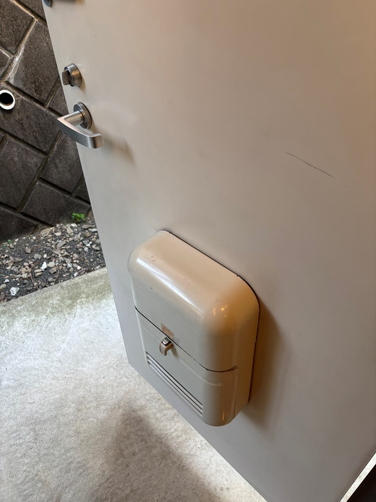 玄関の鍵は有料でディンプルキーにも交換可能です♪