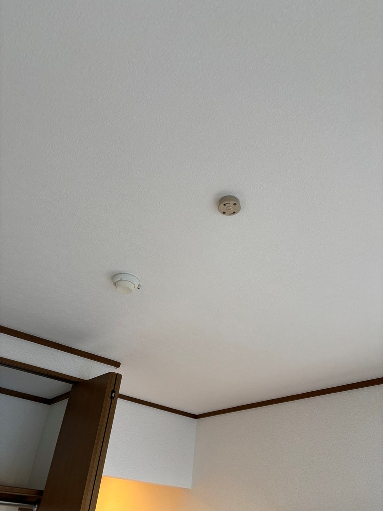 洋室の照明はご自身で用意頂きます。それ以外は付いています♪