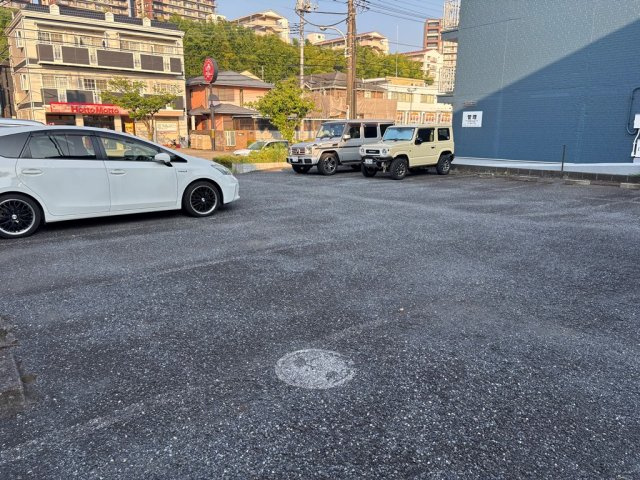 敷地内平置駐車場は月額11,000円(税込)で現在満車です♪