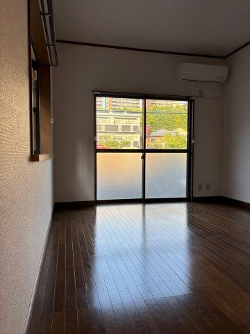 東向き洋室８帖には出窓は無くエアコンとクローゼット付きです♪