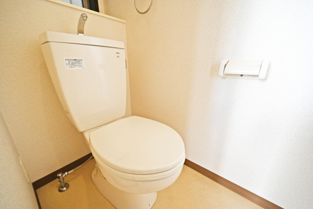 吹田市山田西1丁目中古戸建｜2SLDK＋駐車1台可のトイレ|毎日使用するトイレは、清潔感のある落ち着いた空間。プライベートな時間をゆっくりと過ごせる、暮らしに欠かせない設備のひとつです。日々のお手入れもしやすく、快適にご利用いただけます。