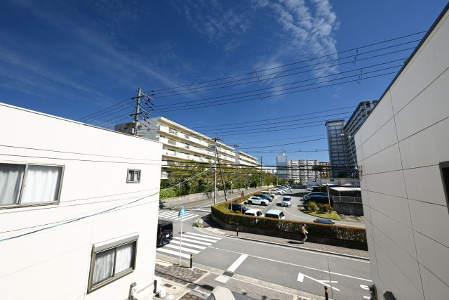 吹田市山田西1丁目中古戸建｜2SLDK＋駐車1台可の展望|バルコニーからは周囲の景色を楽しめ、日々の暮らしに開放感をもたらしてくれます。