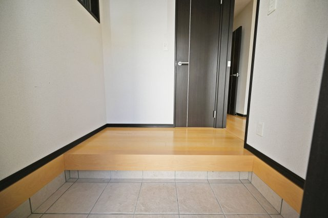 吹田市山田西1丁目中古戸建｜2SLDK＋駐車1台可の玄関|開放感のある玄関は、毎日の帰宅を気持ちよく迎えてくれる空間です。圧迫感が少なく、家族みんなが出入りしやすいのも魅力。お客様をお迎えする際にも、ゆとりを感じられる住まいの第一印象を演出します。