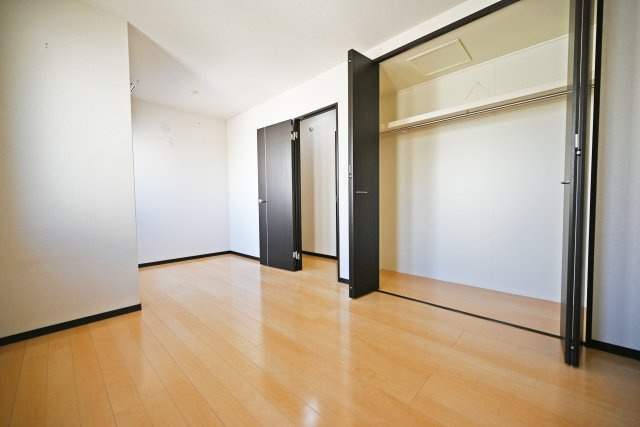 吹田市山田西1丁目中古戸建｜2SLDK＋駐車1台可の収納|クローゼットを完備しており、衣類やバッグ、小物類などをすっきり収納できます。お部屋に収納家具を置くスペースを抑えられるため、居住空間を広々と有効活用できます。