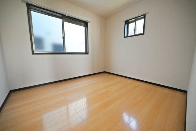 吹田市山田西1丁目中古戸建｜2SLDK＋駐車1台可の子供部屋|洋室5.4帖
約5.4帖の洋室は、お子様のお部屋にぴったりのプライベート空間。ベッドやデスクなどを配置すれば、勉強や趣味に集中できる自分だけの空間をつくれます。
