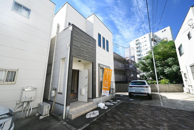 吹田市山田西1丁目中古戸建｜2SLDK＋駐車1台可の外観|駐車スペース1台可なので、お車をお持ちの方も安心できます。