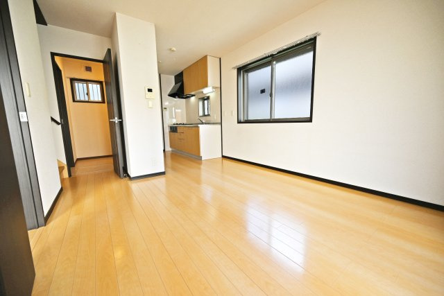 吹田市山田西1丁目中古戸建｜2SLDK＋駐車1台可の居間・リビング|リビング・ダイニング・キッチンがひとつにつながった開放的な空間。どこにいても室内を見渡しやすく、家事をしながら家族との会話を楽しめます。お子様の様子にも目が届きやすく、家族みんなが安心して過ごせます。