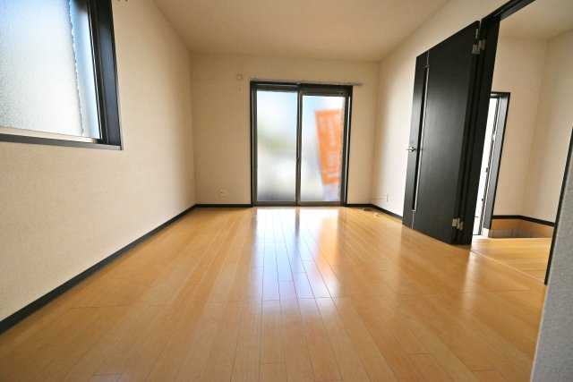 吹田市山田西1丁目中古戸建｜2SLDK＋駐車1台可のダイニング|大きく開いた窓からたっぷりと自然光が差し込む、明るく開放的なLDK。室内全体が心地よい光に包まれ、家族みんながゆったりとくつろげる空間です。毎日の食事や団らんの時間も、気持ちよく過ごせそうですね。
