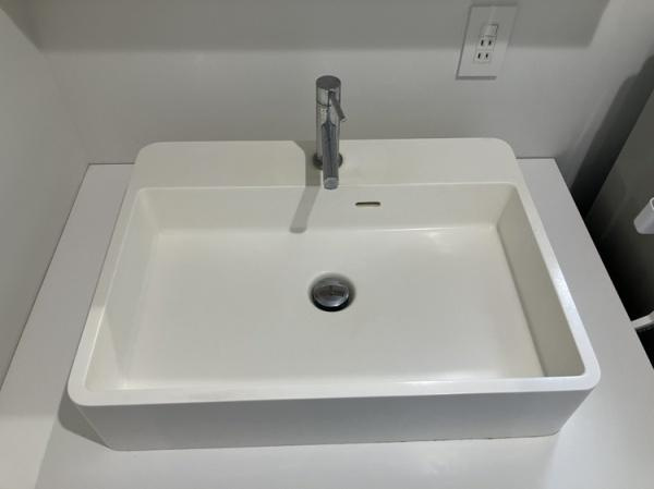 三重町　戸建ての独立洗面台|ゆとりある広さの洗面ボウルで使いやすさが感じられます。シンプルなデザインが特徴で清潔感を保ちやすい印象です。壁付けコンセントも備わっており便利です。直線的なフォルムが空間を引き締めています。