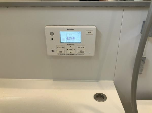 三重町　戸建ての浴室|シンプルなデザインのバスルームコントロールパネルが設置されています。見やすい表示が特徴です。パネル位置が手に取りやすく操作も簡単です。バス空間の機能面をサポートしています。清潔感のある印象です。