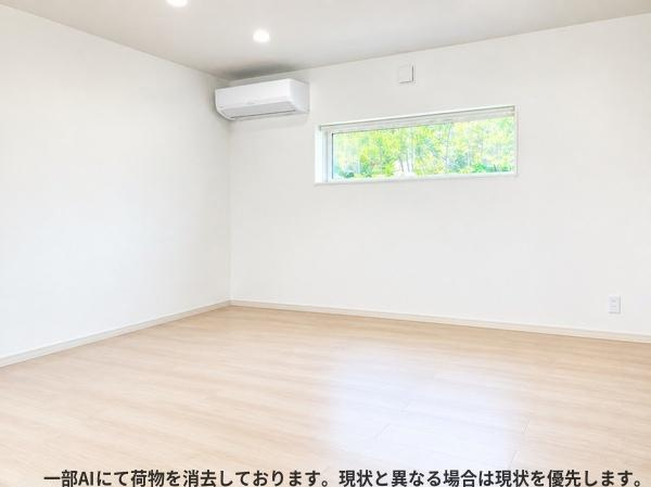 三重町　戸建ての洋室|シンプルな内装で清潔感のある洋室です。窓から自然光が入り明るい印象を与えます。使い勝手の良い間取りで様々な用途に適しています。