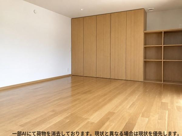 三重町　戸建ての洋室|開放感のある洋室です。木目調の床と収納が調和しすっきりとした印象です。棚やクローゼットが備わっているため便利にご利用いただけます。シンプルな内装で様々なインテリアに合わせやすい空間です。