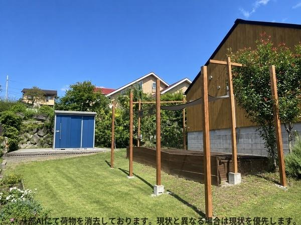 三重町　戸建てのその他|明るい青空のもと広々とした庭が広がっています。物置も備えられており管理がしやすそうです。