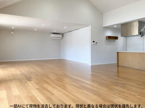 三重町　戸建ての居間・リビング|広々とした空間が特徴のリビングです。天井が高く開放感があります。落ち着いた色合いのフローリングが上品な印象を与えます。シンプルな内装で多目的に利用しやすいです。キッチンへの動線もスムーズです。