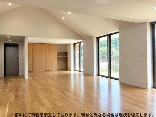 三重町　戸建ての居間・リビング|天井が高く広がりを感じるリビングです。大きな窓から自然光がたっぷり入り明るい雰囲気が印象的です。木目調の床が温かみを演出しています。収納スペースも充実しておりすっきりとした空間が魅力です。