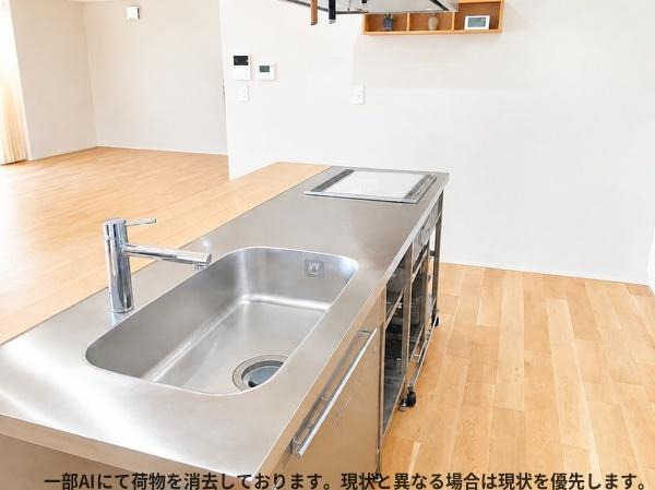 三重町　戸建てのキッチン|シンプルなデザインでお手入れも簡単です。開放感あるレイアウトが印象的です。収納スペースも確保され実用性にも配慮されています。