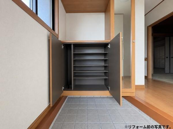 木上　戸建ての収納|扉付きの収納スペースが備え付けられており、中身をすっきりと隠すことができます。複数の棚があり多くの物を収納できます。
