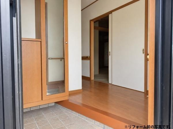 木上　戸建ての玄関|段は低く、段差部分も広めに確保されています。シューズボックスが備え付けられており整理整頓しやすく、空間をすっきりとみせてくれます。