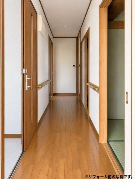 木上　戸建てのその他|手すり付きで安全面にも配慮されています。複数の部屋にアクセスしやすいレイアウトです。