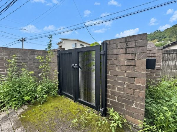 木上　戸建てのその他|重厚感のある黒色の門扉が設置されています。レンガ調の外壁と調和した落ち着いた雰囲気です。