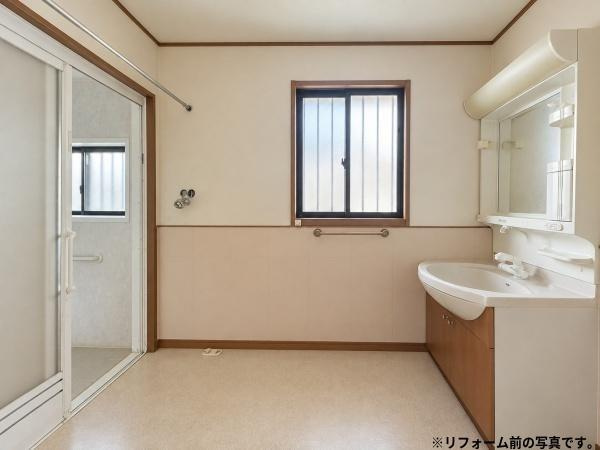 木上　戸建ての独立洗面台|広々とした洗面所が魅力の空間です。窓付きで換気がしやすく清潔感のある内装です。大きな鏡とゆとりある洗面台が設置されています。バスルームへの動線もスムーズです。