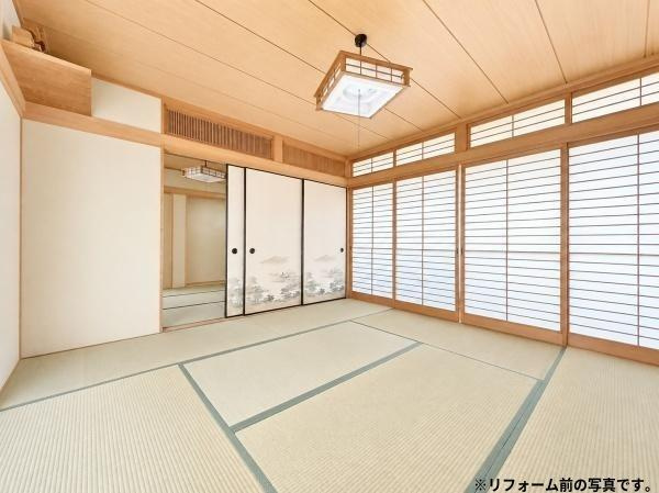 木上　戸建ての和室|広々とした和室は、畳や木目の天井が落ち着いた雰囲気を演出しています。自然光が差し込み明るい空間を保ってくれます。ふすまの絵柄も空間に和の趣を添えています。