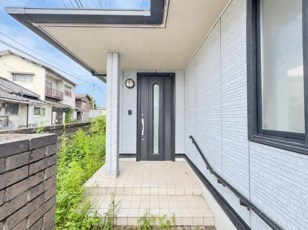 木上　戸建ての玄関|広々とした玄関スペースが印象的です。スロープや手すりが設置されており年代問わず安心して出入りできる設計です。