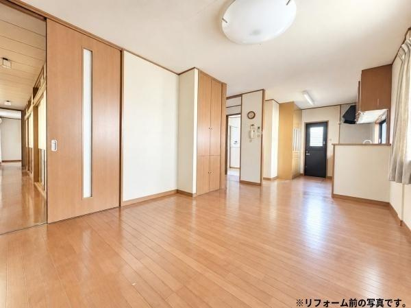 木上　戸建ての居間・リビング|リビングは開放感ある空間設計となっております。木目調のフローリングが温かみを与えています。採光にも配慮されており日中は明るさが感じられます。室内の動線もスムーズに確保されています。