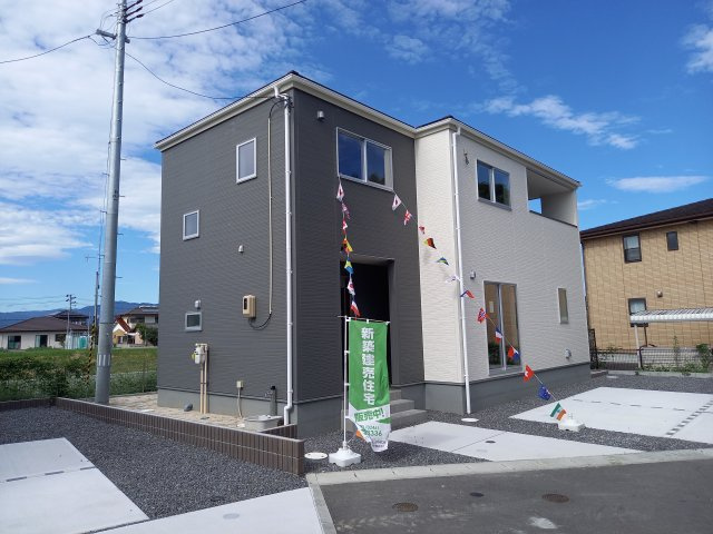 【平東町　1期】　デザイナーズ新築建売住宅　2号棟　新生活応援キャンペーン実施中！の前面道路含む現地写真|同施工◆外観の写真です◆　
過ごす時間が長いからこそ家族との繋がりが感じられるお家！　にぎやかな声で日々の会話も弾む楽しい空間となります。家に帰宅するのがより一層楽しみになりますね♪