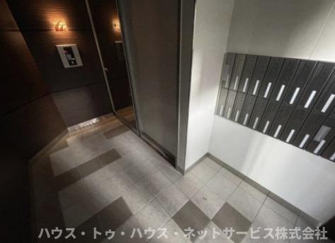 トレランスのロビー