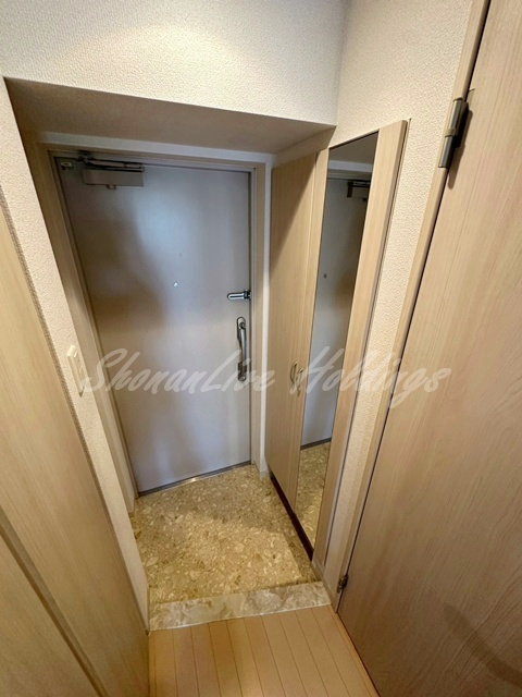 横浜市中区蓬莱町３丁目の賃貸マンションの玄関