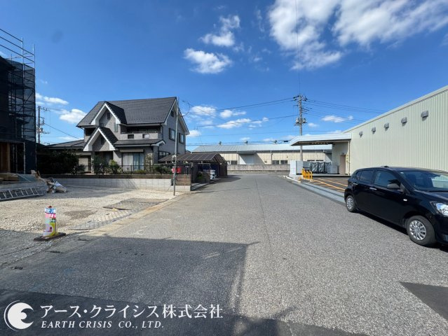 【前面道路含む現地写真】 | 野田市なみき第7　全3棟 | 落ち着いた住環境で始める新生活穏やかな住環境に佇む新築分譲住宅。これから長く暮らす住まいだからこそ、外観の印象にもこだわりたい方におすすめです。ご家族の新しい思い出を育む、マイホームでの暮らし♪
