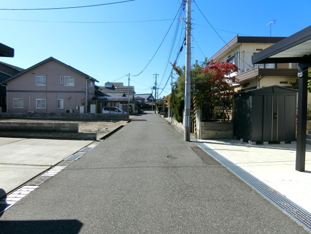 新潟市中央区姥ケ山2丁目の前面道路含む現地写真