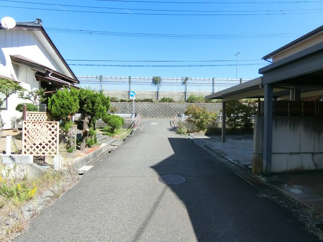 新潟市中央区姥ケ山2丁目の前面道路含む現地写真