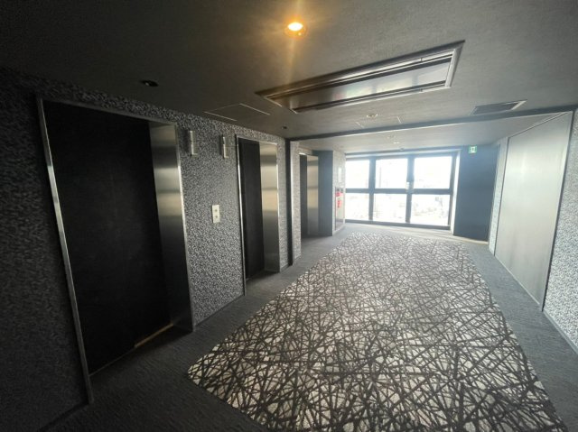 プレサンスレジェンド堺筋本町タワーのロビー
