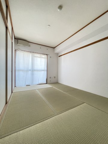 ルネシティ新在家南町１号棟の和室
