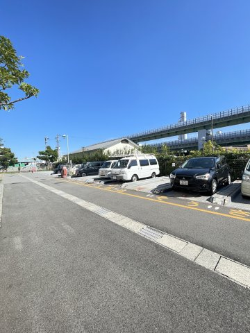 ルネシティ新在家南町１号棟の駐車場