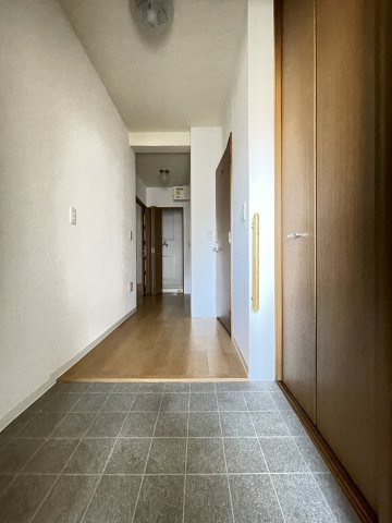 ルネシティ新在家南町１号棟の玄関