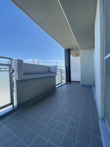 ルネシティ新在家南町１号棟のバルコニー