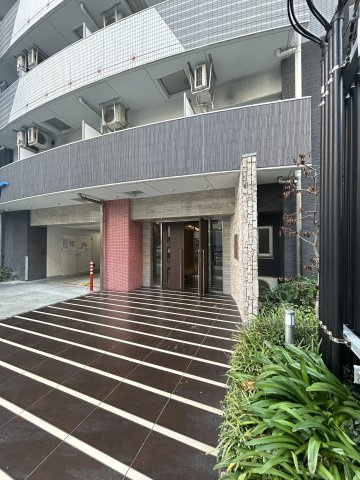 ラシュレエグゼ本町のエントランス